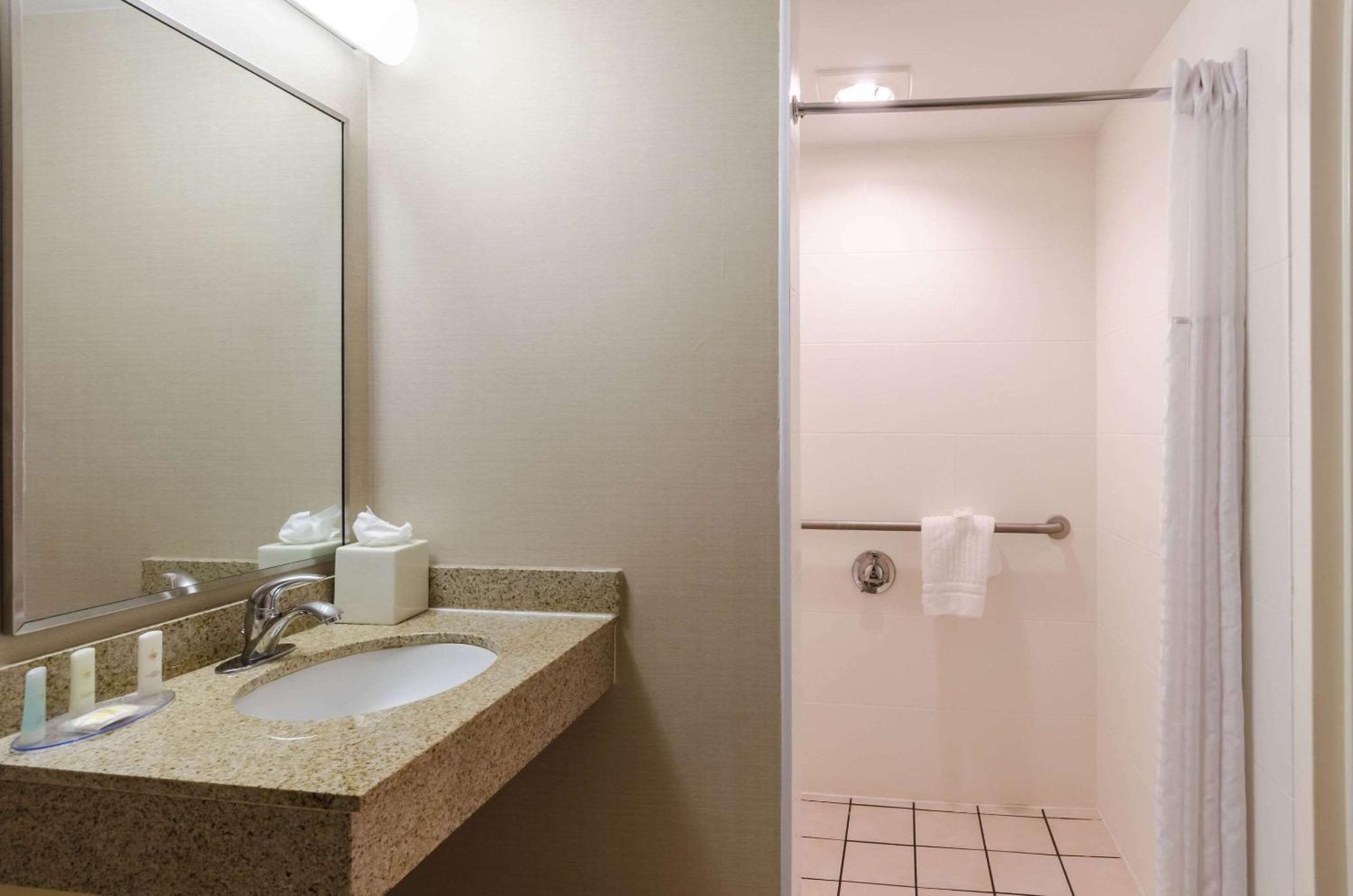 Comfort Inn Randolph-Boston מראה חיצוני תמונה